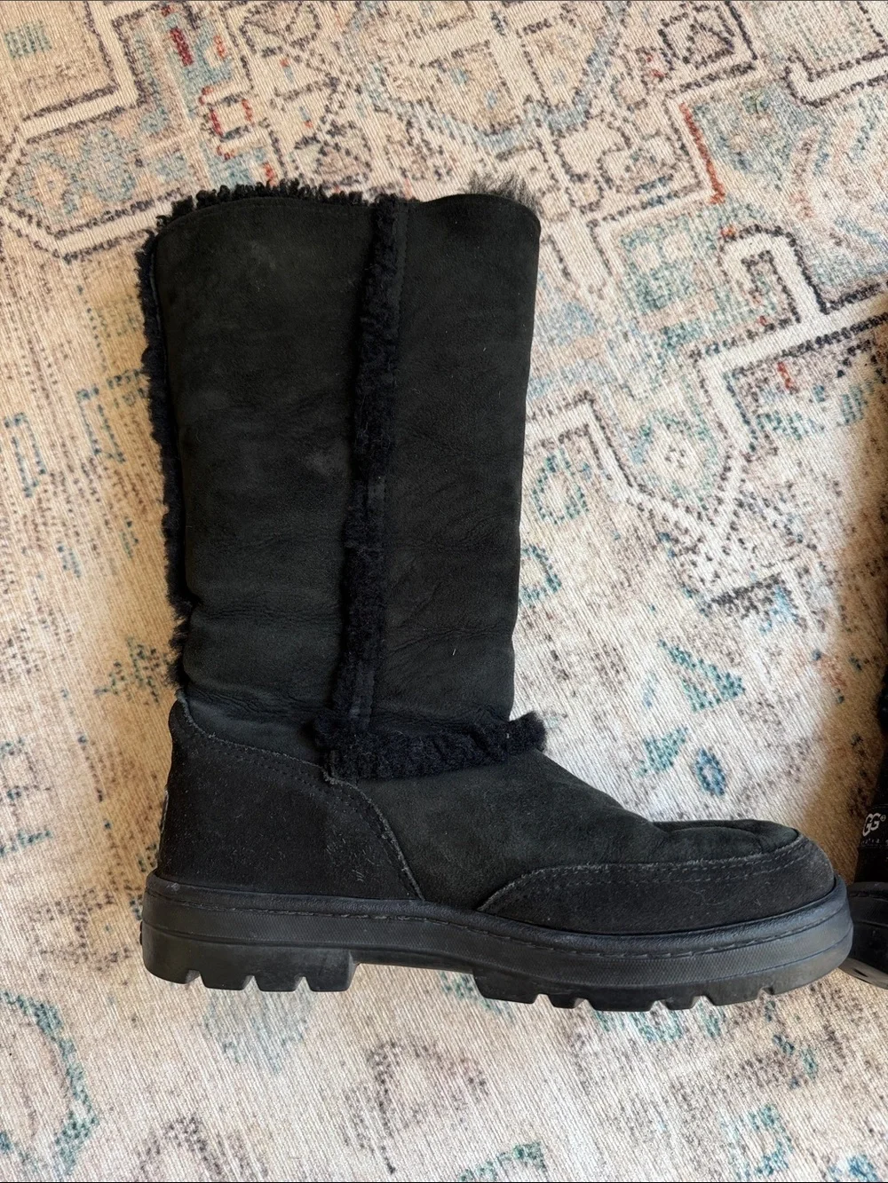 UGG euc black